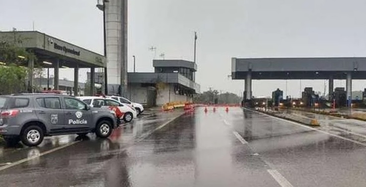 Quadrilha fecha rodovia, assalta pedágio e foge usando barco em São Vicente