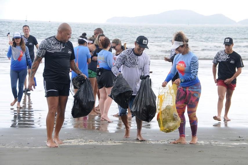 Remada em Santos recolhe 30 quilos de resíduos no mar | Jornal da Orla