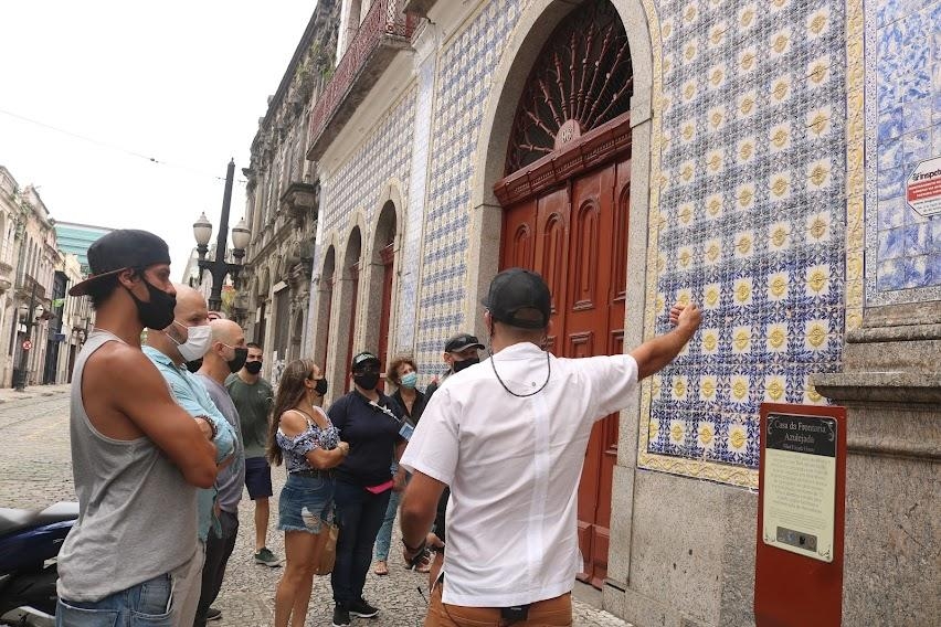 História e arquitetura guiam passeio a pé pelo Centro de Santos