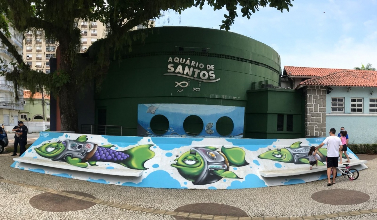 Grafite de peixes futuristas é novidade na entrada do Aquário de Santos