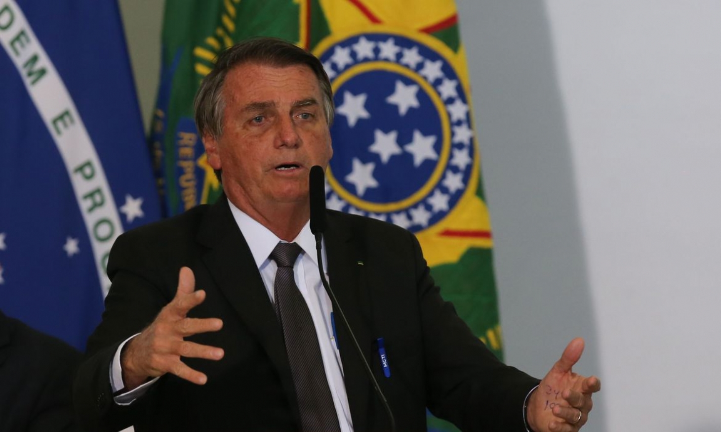 Bolsonaro diz que deporá presencialmente no inquérito sobre interferências na PF | Jornal da Orla