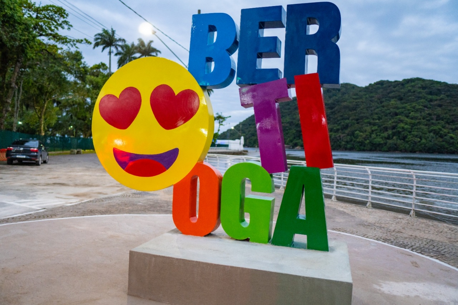 Emoji apaixonado é novo cartão-postal de Bertioga | Jornal da Orla