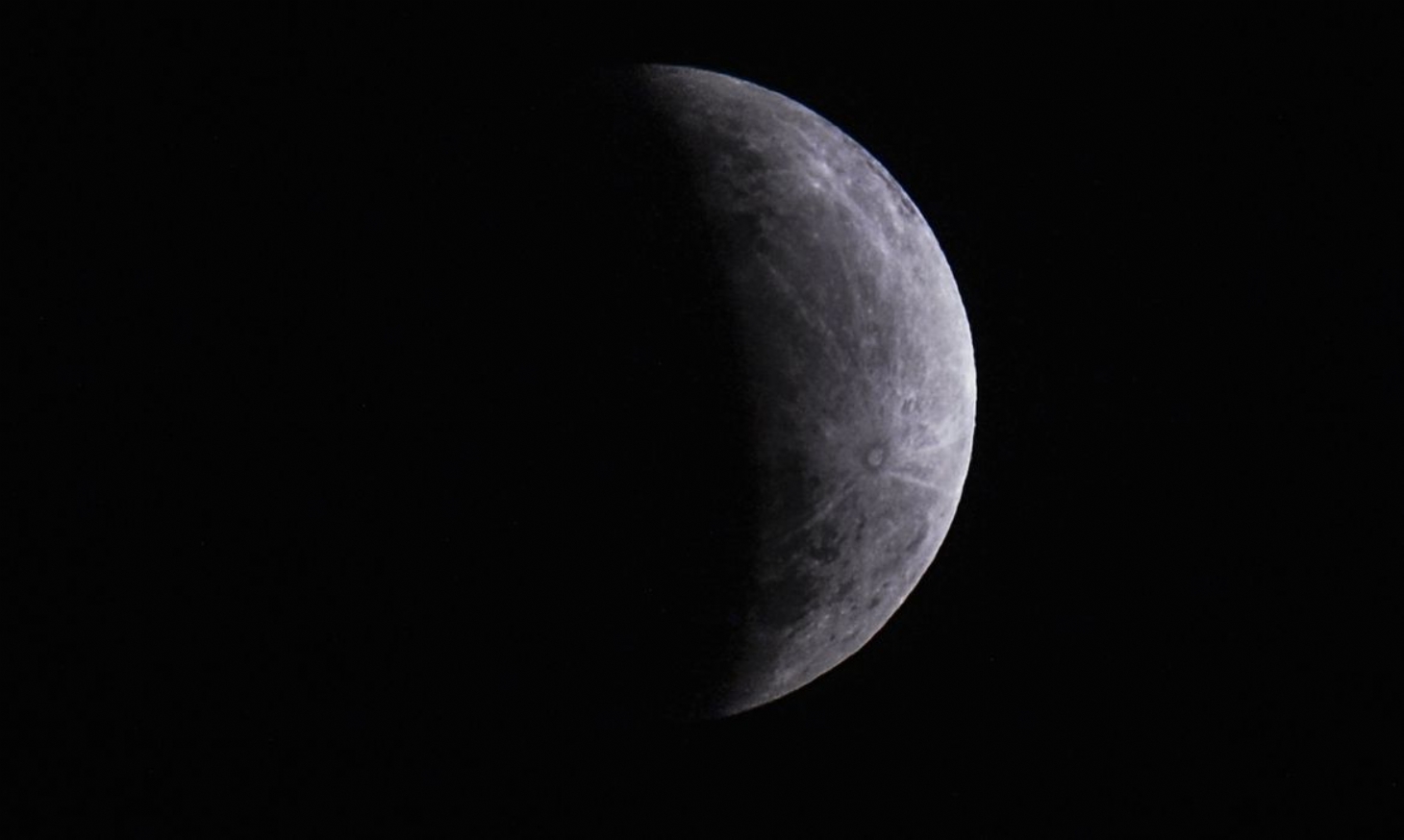 Eclipse parcial da Lua poderá ser observado nesta madrugada | Jornal da Orla