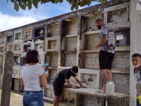Cemitérios municipais de Santos recebem 40 mil pessoas no Dia de Finados | Jornal da Orla