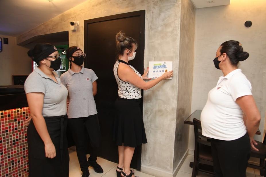 Estabelecimentos ganham selo de acessibilidade em Santos | Jornal da Orla
