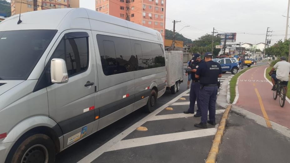Duas vans de turismo irregular são barradas na entrada de Santos | Jornal da Orla