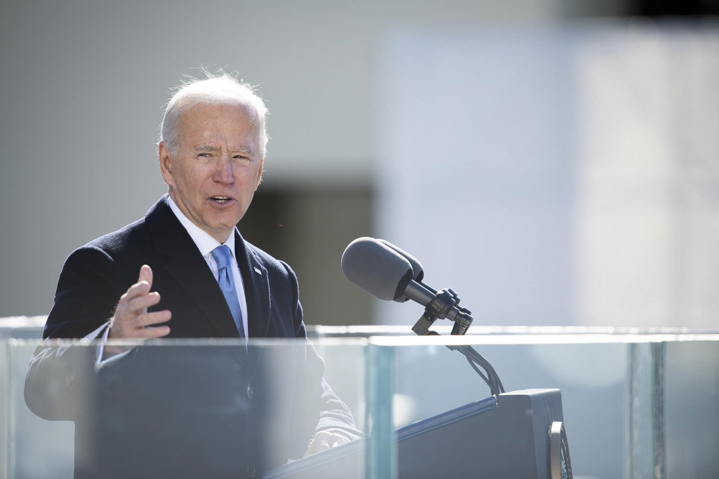 Biden pede revisão de políticas de imigração e tenta reunir famílias | Jornal da Orla