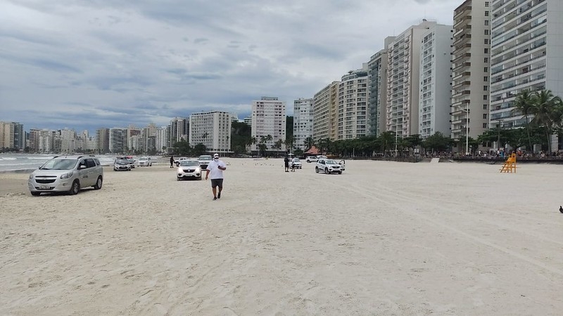 Guarujá interdita praias e proíbe práticas esportivas no mar