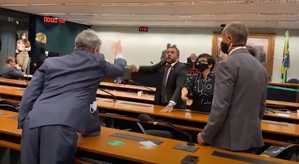 Barraco na Câmara: deputados trocam ofensas