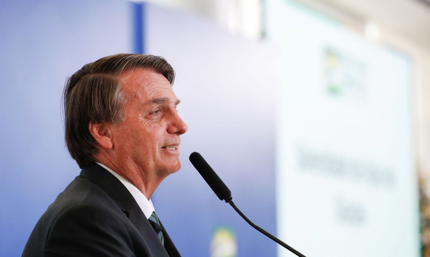 Bolsonaro veta lei que dá a estudantes acesso gratuito à internet