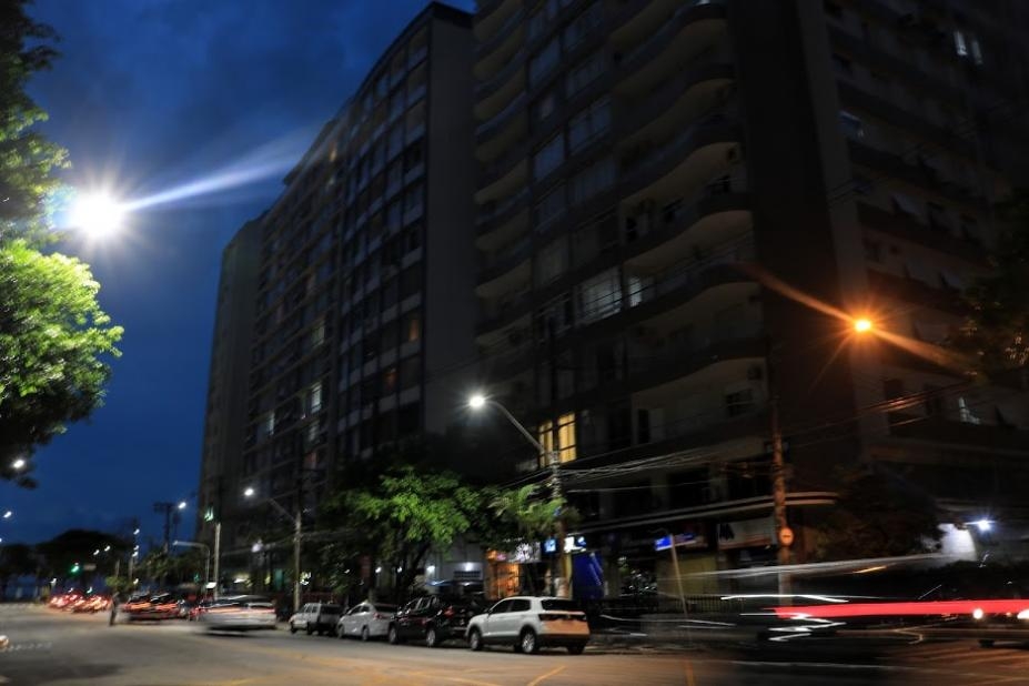 Iniciada modernização da iluminação de avenida de Santos | Jornal da Orla