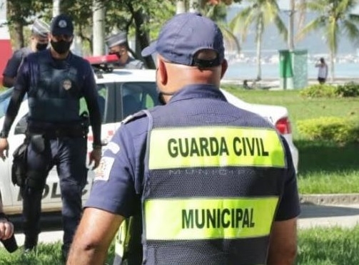 Vacinação de professores, policiais e guardas municipais começa em abril