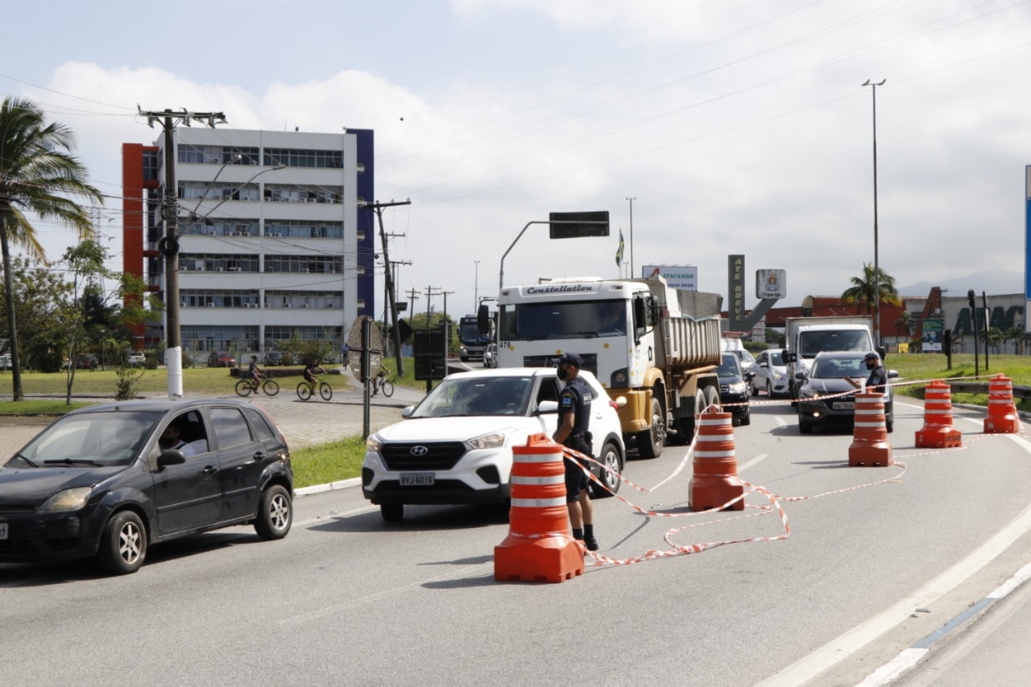 Guarujá impede entrada de mais de 240 veículos no primeiro dia de fiscalização