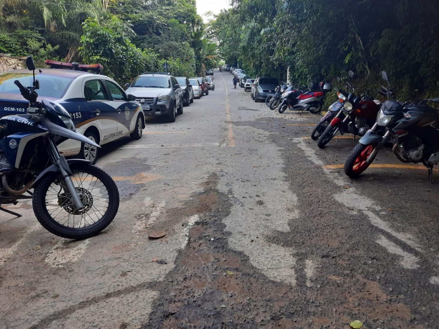 Prefeitura de Guarujá encerra aglomeração com mais de 60 pessoas na Praia do Éden