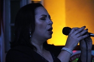Cantora vicentina homenageia vozes femininas da MPB | Jornal da Orla