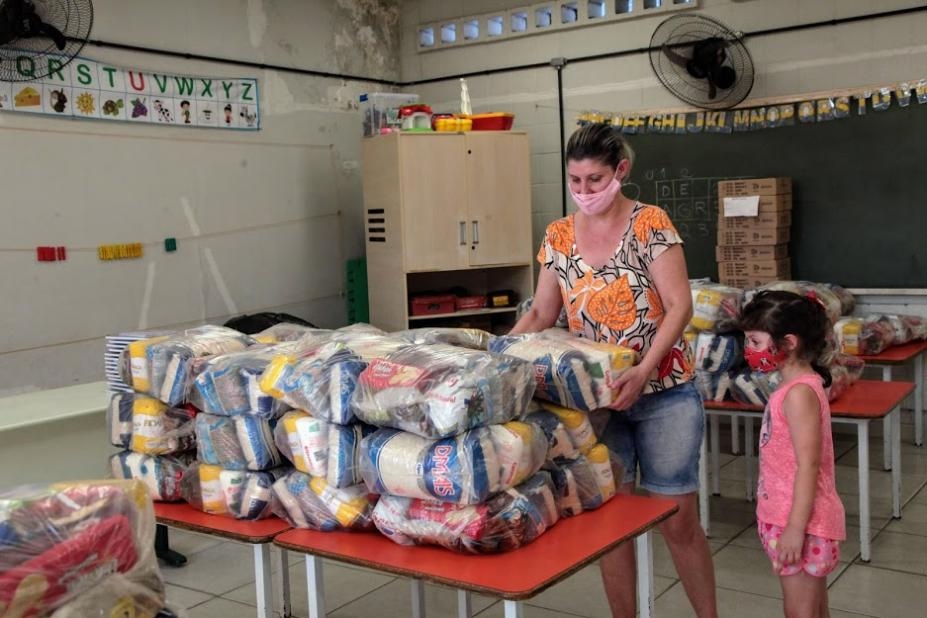 Mais de 5,8 mil cestas serão entregues em 17 escolas municipais de Santos | Jornal da Orla