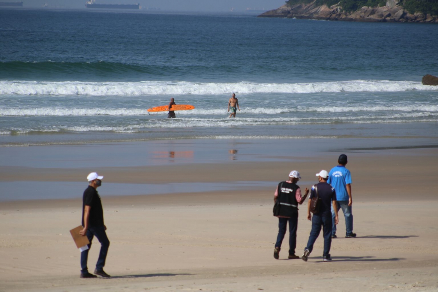 Guarujá realiza fiscalização para inibir presença de surfistas nas praias | Jornal da Orla