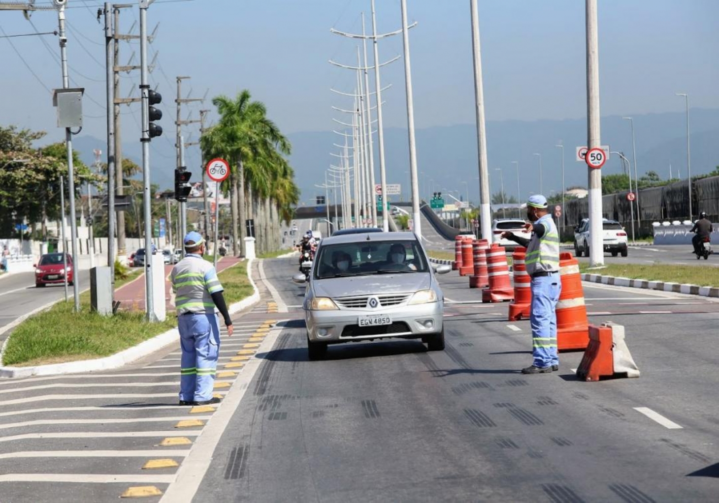 Mais de mil carros já foram abordados na entrada de Santos