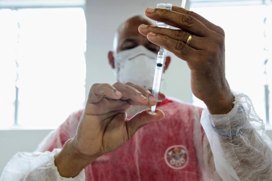 Vacinação dos idosos com 67 anos começa em Santos na terça-feira | Jornal da Orla