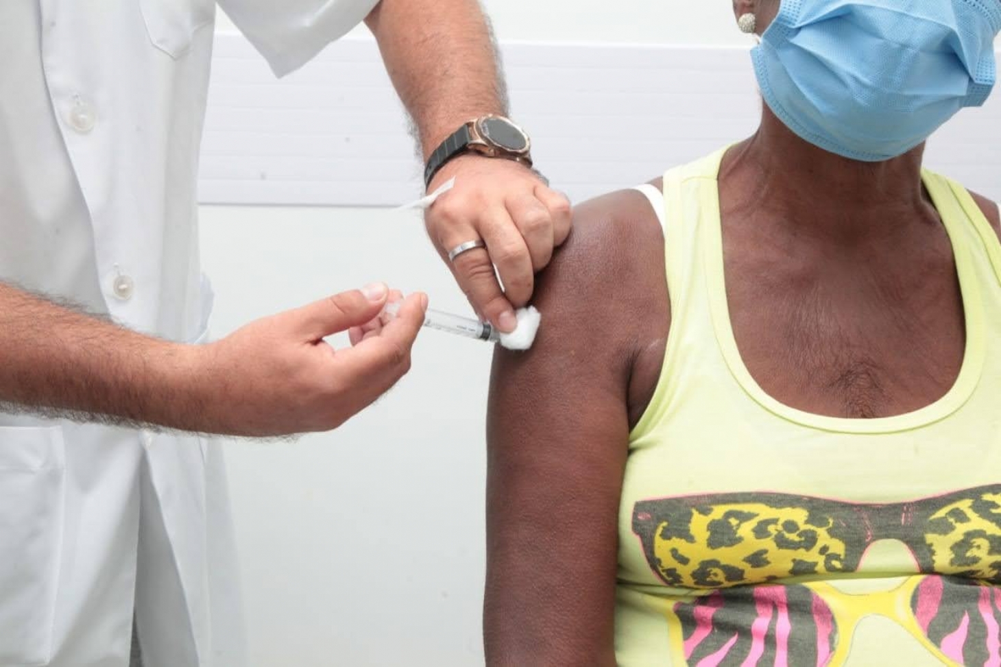 Vacinações contra gripe e covid-19 prosseguem em Santos