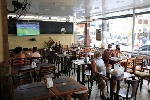 Comércio em Santos retorna com medidas de prevenção à covid-19