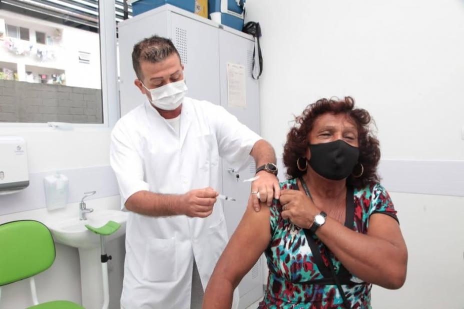 Santos segue vacinando contra a covid-19 e gripe durante o feriado