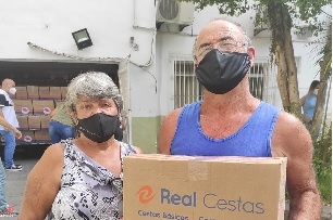 Ambulantes de São Vicente recebem cestas básicas