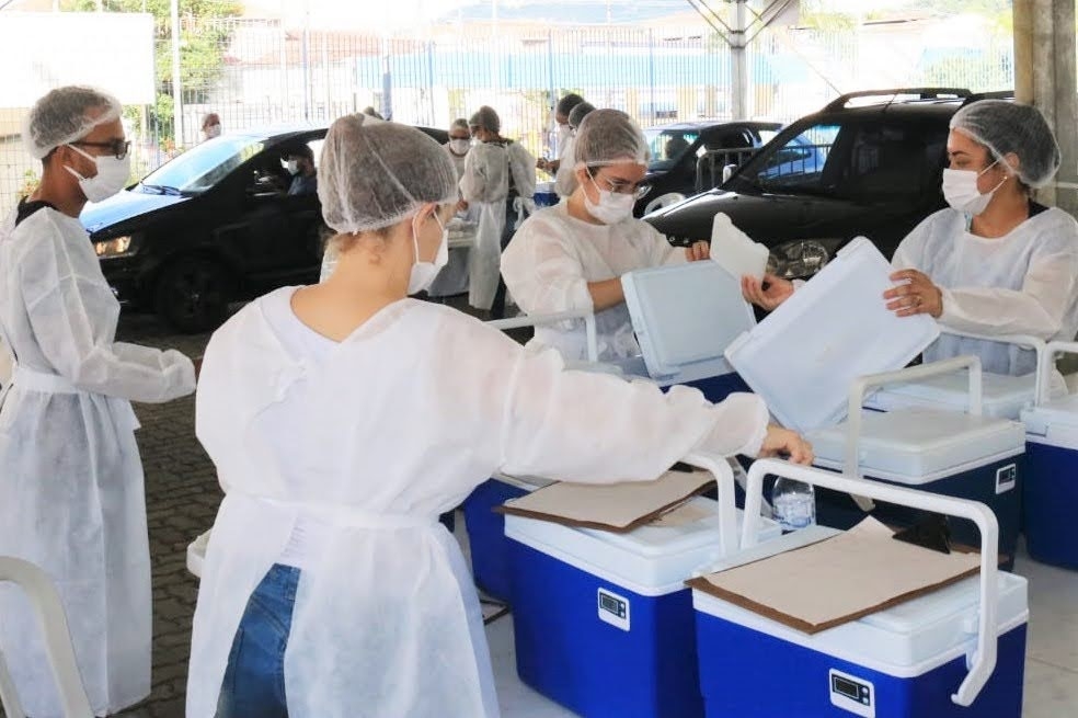 Campanhas de vacinação contra a gripe e covid-19 em Santos continuam nesta terça-feira