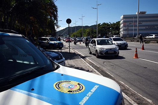 Mais de mil veículos são abordados em barreiras sanitárias de Praia Grande