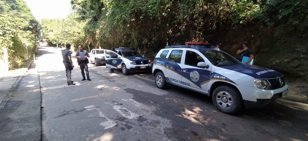 Força Tarefa dispersa aglomerações e interdita estabelecimentos em Guarujá