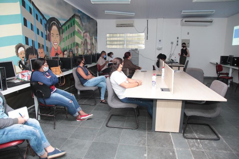 Cursos em Santos preparam voluntários para ações com população de rua