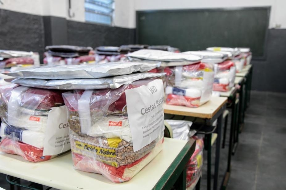 Mais de 600 famílias recebem kits de alimentos em escolas de Santos
