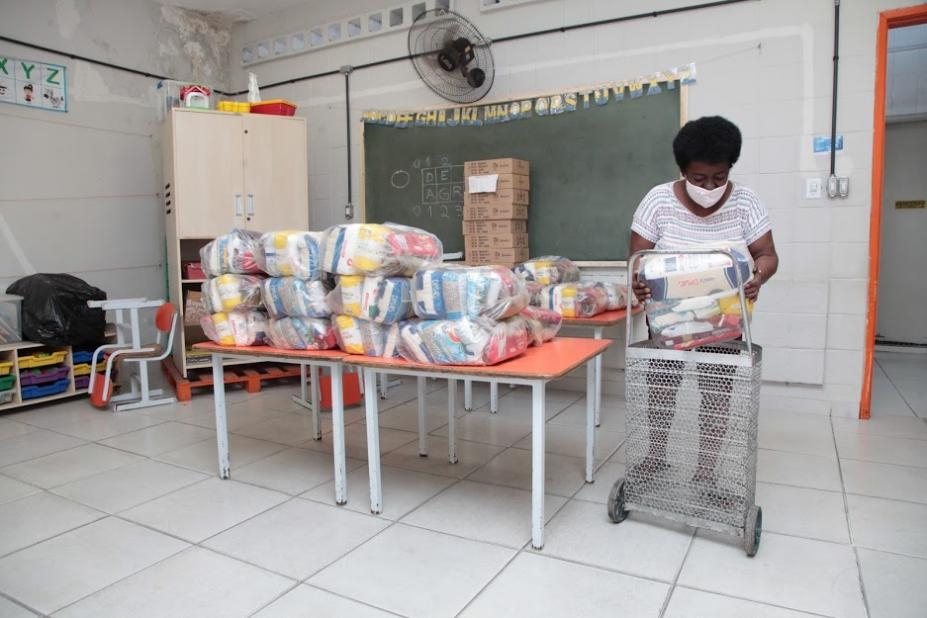 Seis escolas de Santos entregam 2 mil cestas básicas nesta semana