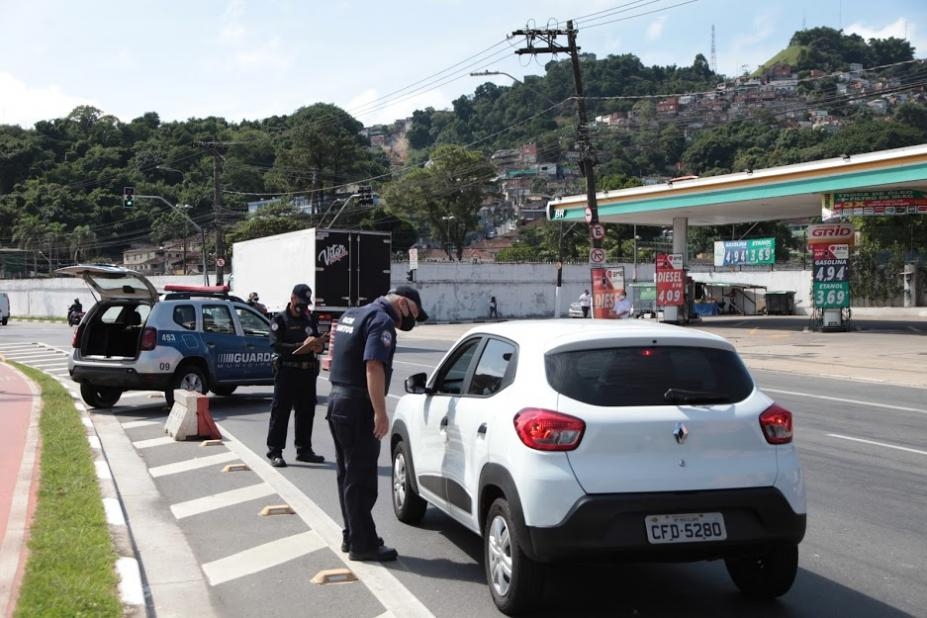 Barreiras sanitárias abordaram mais de 2,6 mil veículos na entrada de Santos | Jornal da Orla