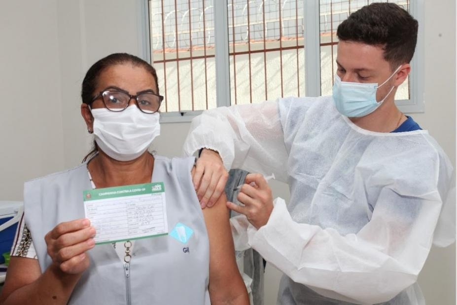 Vacinação dos trabalhadores da Saúde contra covid-19 é retomada em Santos