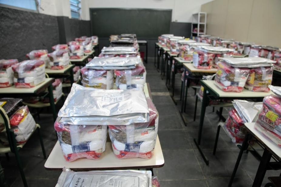 Alunos de 13 escolas de Santos recebem kits de alimentos até sexta-feira | Jornal da Orla