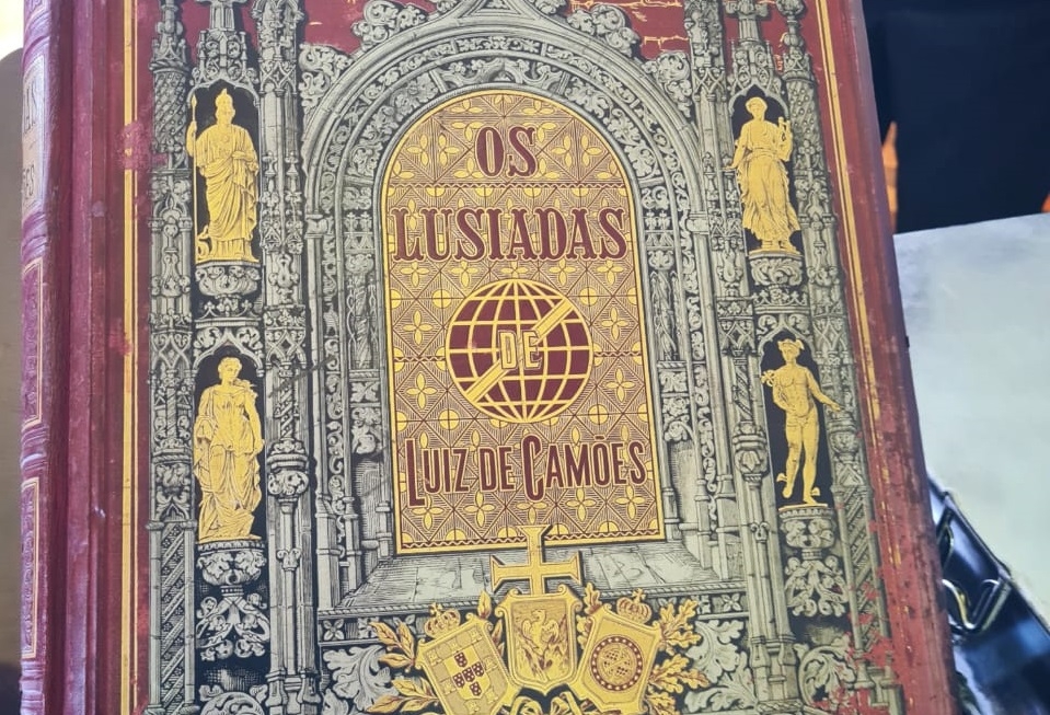 Livro raro de Camões é restaurado e devolvido ao Centro Cultural Português | Jornal da Orla