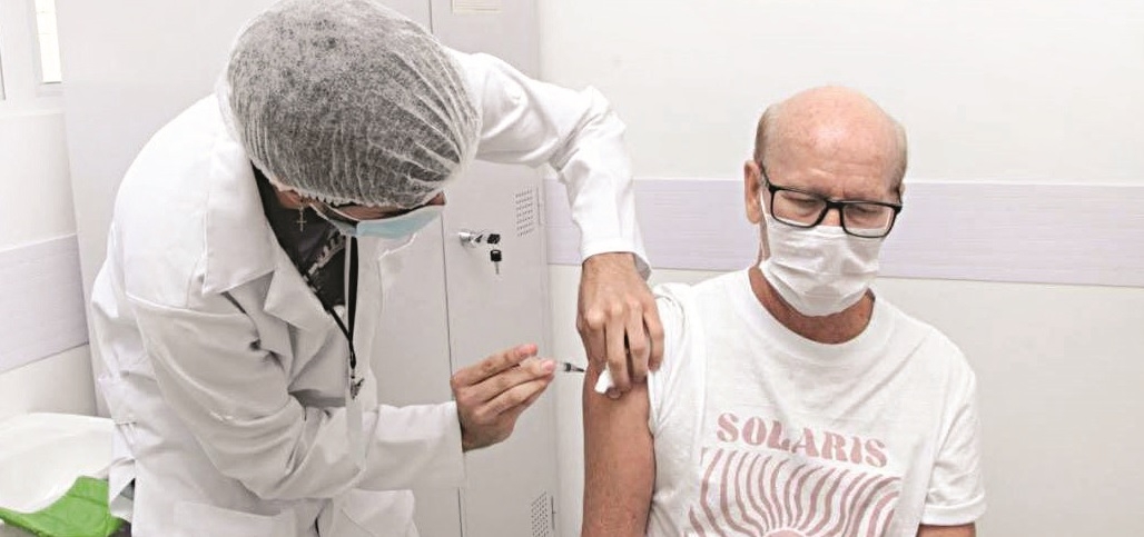 Infectologista acredita que não será necessário vacinar contra a covid-19 todos os anos | Jornal da Orla