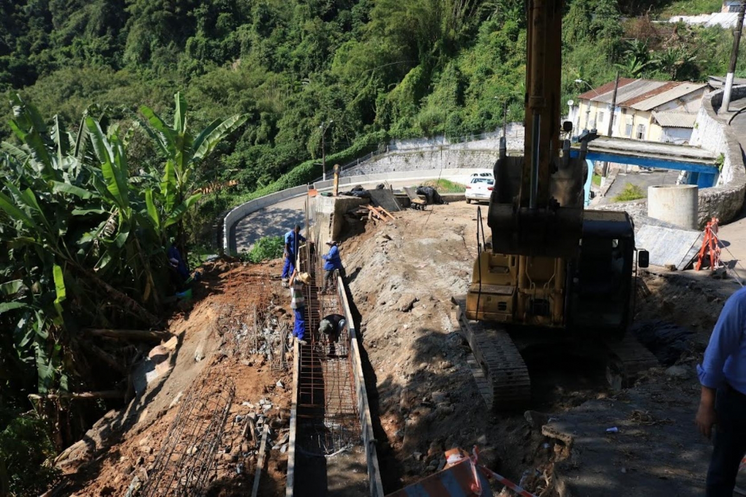 Obra vai melhorar o tráfego de vans e ônibus em morro de Santos
