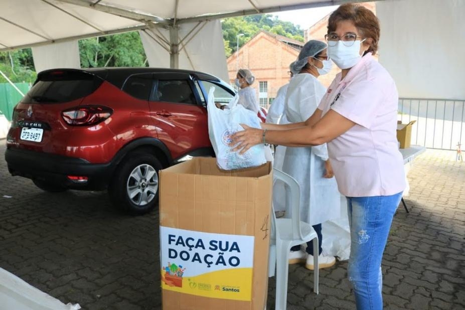 Postos de vacinação em Santos seguem com arrecadação de alimentos