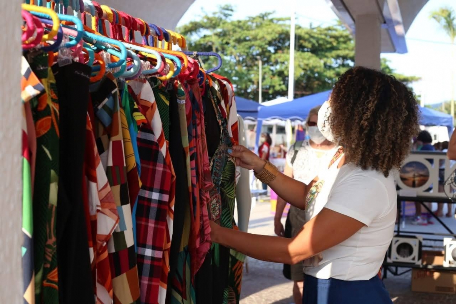 Praça do Aquário, em Santos, recebe feira de artesanato criativo