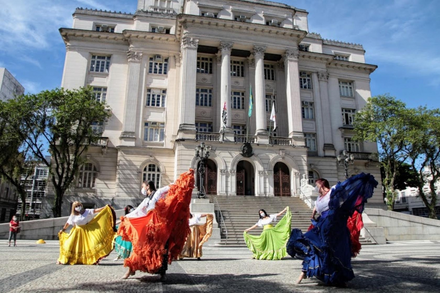 Cultura cigana leva colorido à praça em Santos | Jornal da Orla