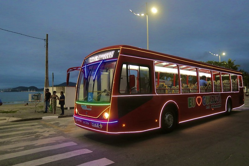 Ônibus turístico inicia passeios em Guarujá