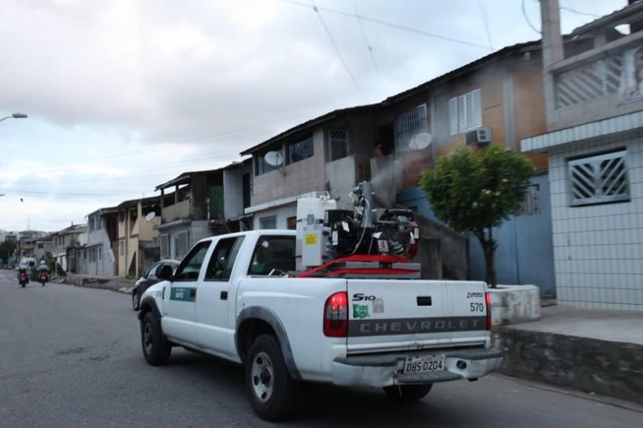 Fumacê combate o Aedes em cinco bairros de Santos
