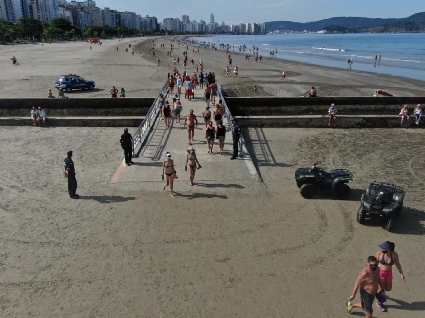 Mais de 900 pessoas abordadas em fiscalização nas praias de Santos | Jornal da Orla