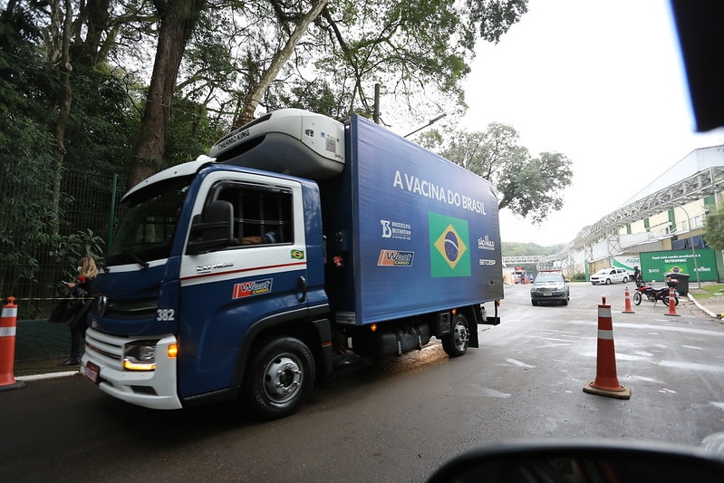 Butantan entrega 800 mil doses de vacinas contra a covid-19 ao Ministério da Saúde