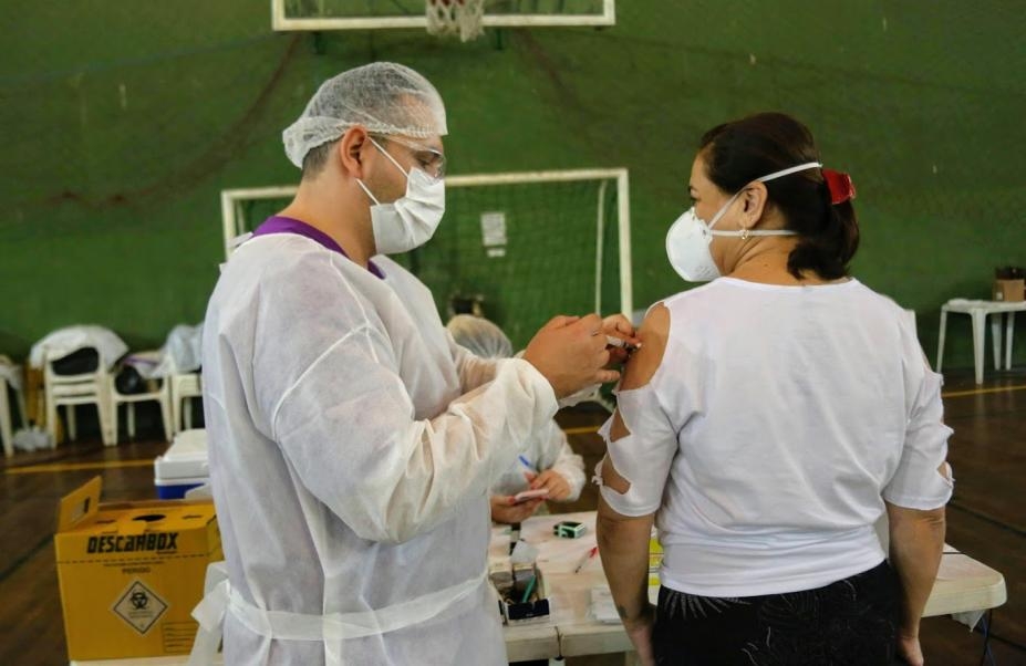 Santos vacina equipes de saúde, assistência social e limpeza urbana | Jornal da Orla