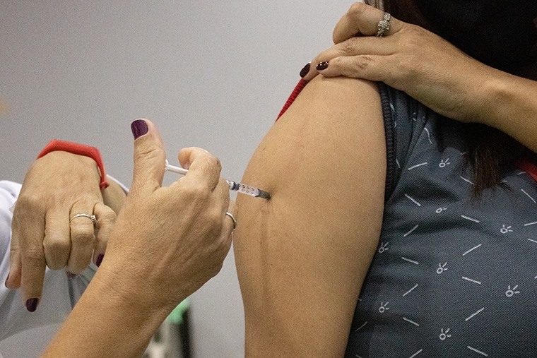 Vacinação de pessoas de 40 a 44 anos começa na terça-feira em São Vicente | Jornal da Orla