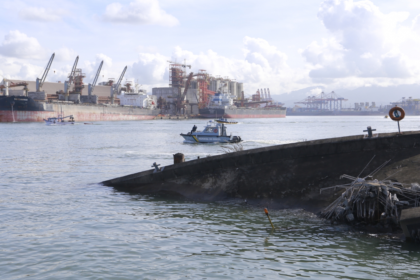 Guarujá vistoria estruturas destruídas por navio na travessia de balsas | Jornal da Orla