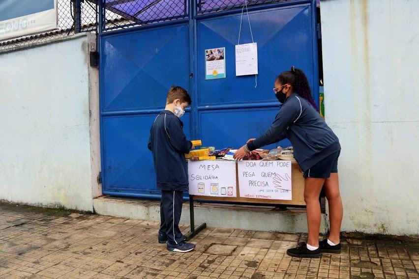 Estudantes criam mesa de solidariedade na porta de escola em Santos